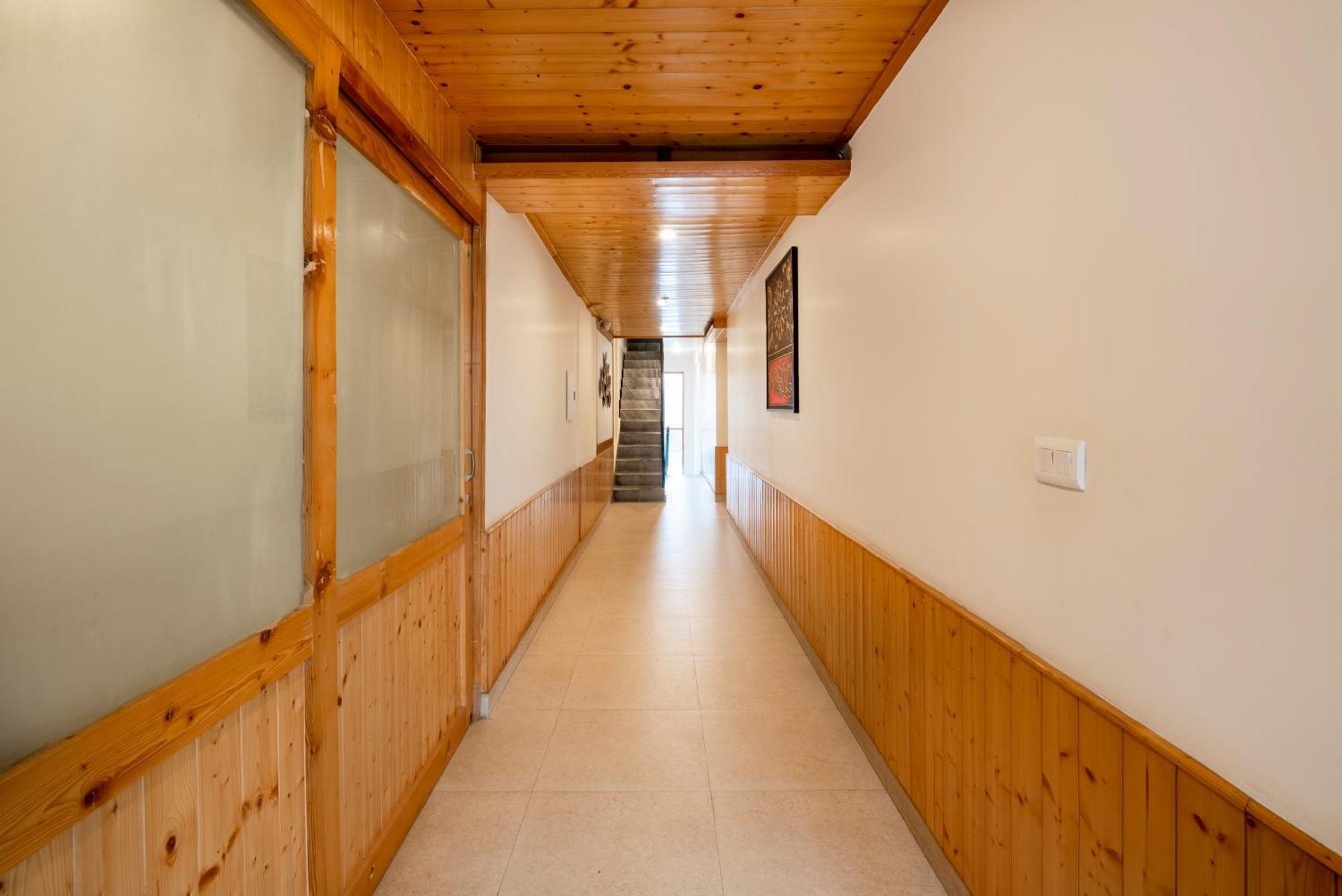 Treebo Premium Sattva With Mountain View Hotel Manali  Exterior photo